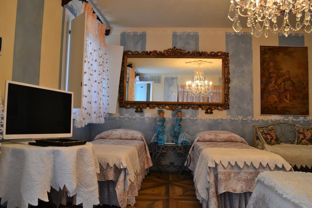 La Maison Delle Favole Desenzano del Garda Rum bild